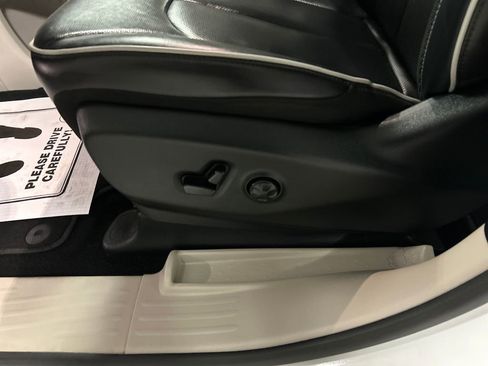 Used 2024 Chrysler Pacifica Limited FWD image 13