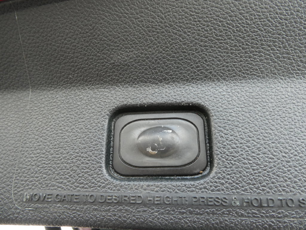 Used 2018 Ford Explorer XLT w/ Equipment Group 202A FWD image 19