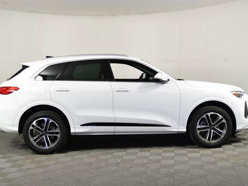 Certified 2025 Audi Q5 Premium w/ Convenience Package image 7