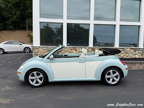 Used 2010 Volkswagen Beetle Final Edition FWD image 12