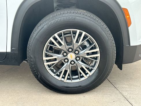 Used 2024 Chevrolet Traverse LT image 10