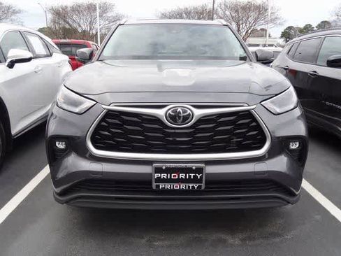 Used 2023 Toyota Highlander XLE image 2