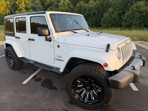 Used 2017 Jeep Wrangler Unlimited Sahara w/ Connectivity Group AWD/4WD image 2