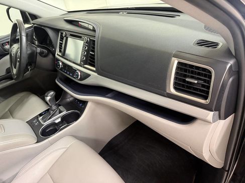 Used 2019 Toyota Highlander XLE AWD/4WD image 42