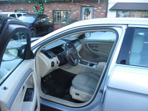 Used 2016 Ford Taurus SE image 6