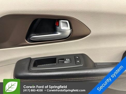 Used 2018 Chrysler Pacifica Touring-L image 12