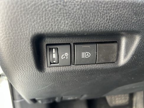 Used 2021 Toyota RAV4 LE AWD/4WD image 15