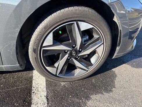 Used 2023 Hyundai Elantra Limited image 9