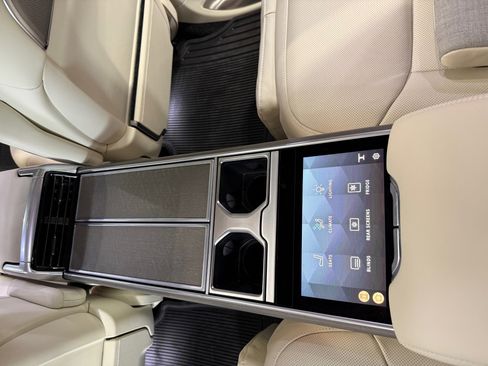 Used 2025 Land Rover Range Rover SV image 6