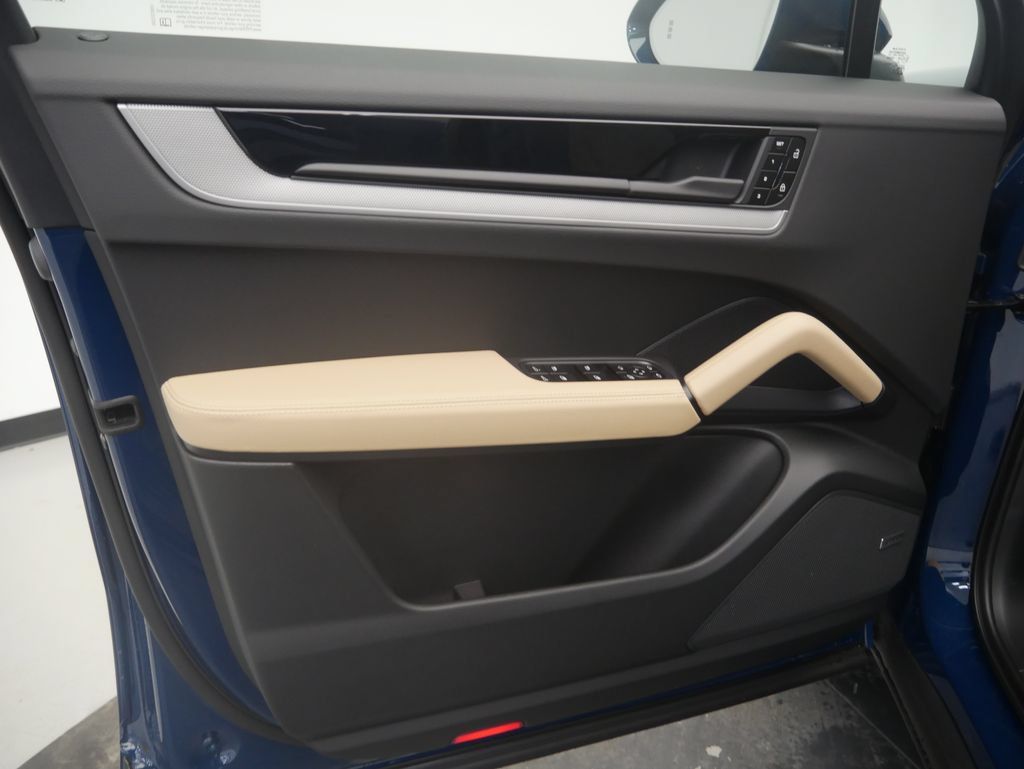 Certified 2026 Porsche Cayenne AWD/4WD image 17