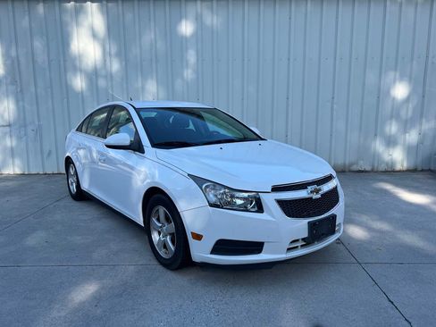Used 2014 Chevrolet Cruze LT FWD image 2