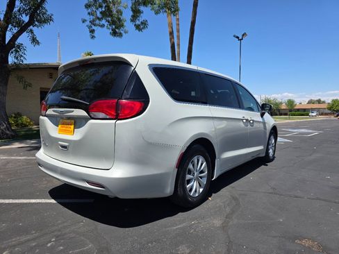 Used 2017 Chrysler Pacifica Touring w/ Tire & Wheel Group FWD image 7