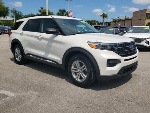 Used 2024 Ford Explorer XLT RWD image 3