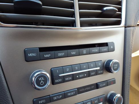 Used 2011 Lincoln MKT 2WD w/ 101A Rapid Spec Order Code image 18