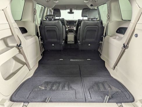 Used 2018 Chrysler Pacifica Touring-L Plus image 10