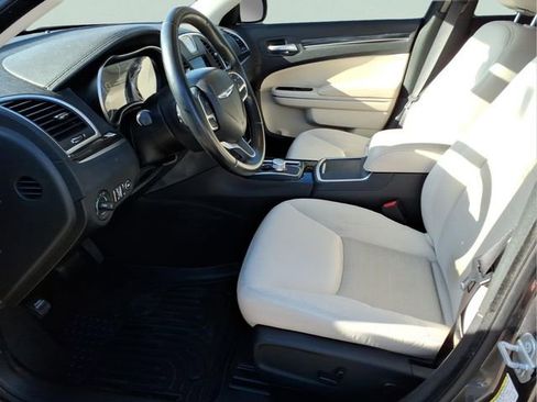 Used 2019 Chrysler 300 Touring w/ Driver Convenience Group image 20