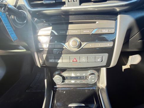 Used 2017 INFINITI QX30 AWD image 21