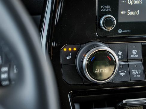 Used 2022 Toyota Highlander XLE image 40