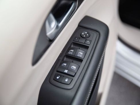 Used 2024 Chrysler Pacifica Touring-L FWD image 19