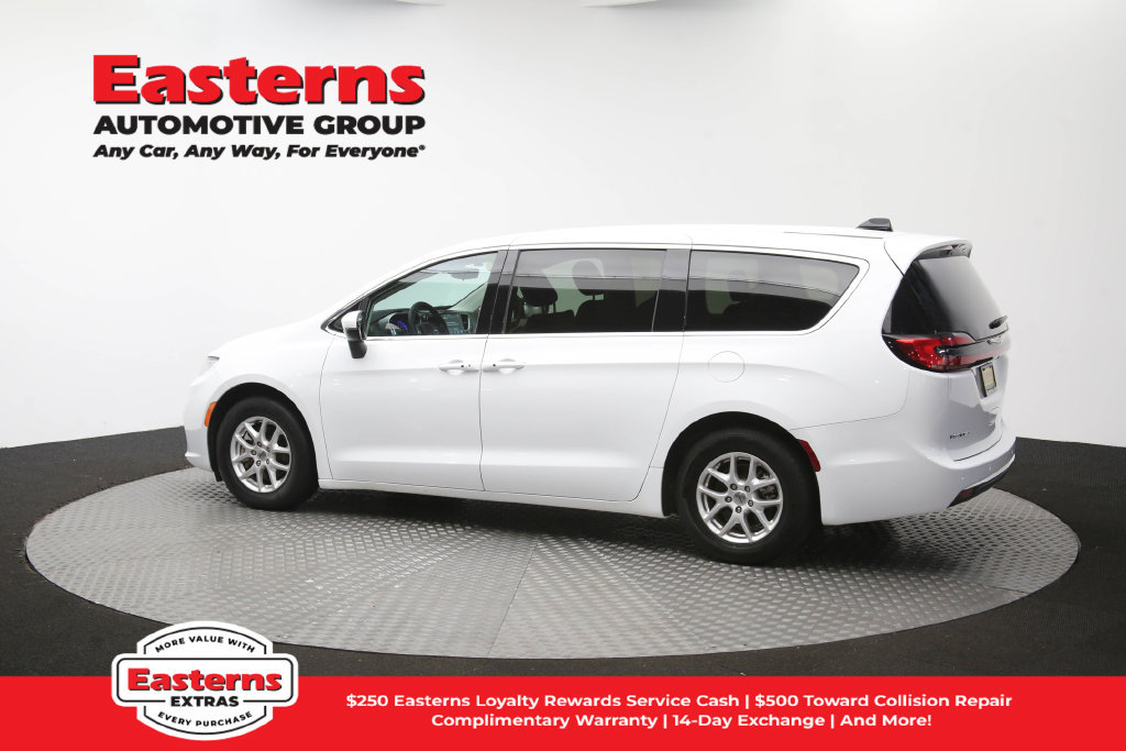Used 2023 Chrysler Pacifica Touring-L FWD image 66