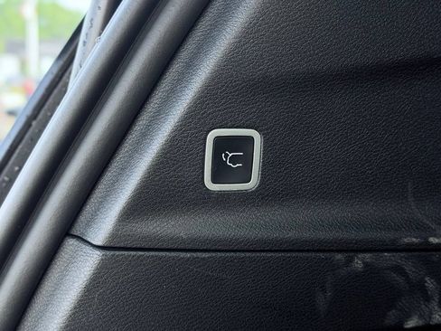 Certified 2025 Chrysler Pacifica Select FWD image 13