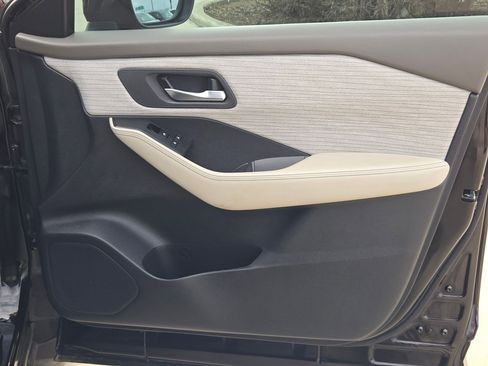 Used 2023 Nissan Rogue SV image 30