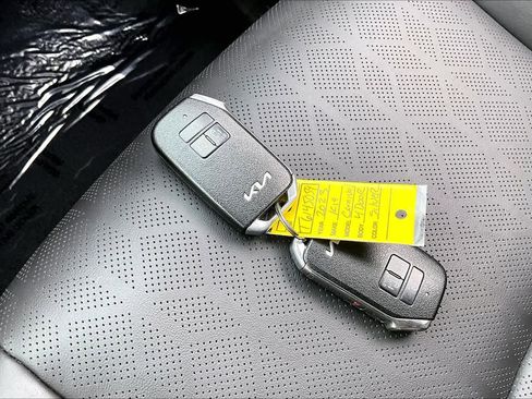 Used 2023 Kia Carnival LX image 14