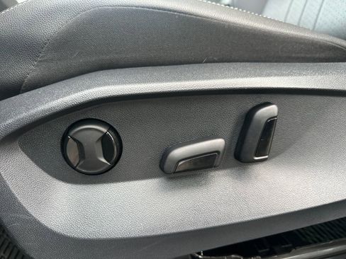 Used 2022 Volkswagen Tiguan SE image 4