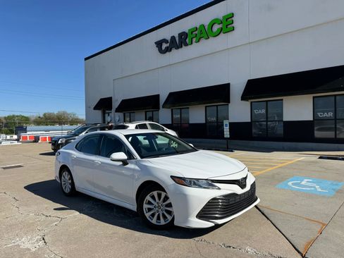 Used 2018 Toyota Camry LE image 1
