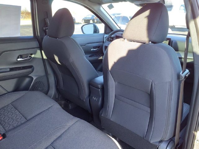 Used 2025 Nissan Kicks SV w/ Illumination Package FWD image 17