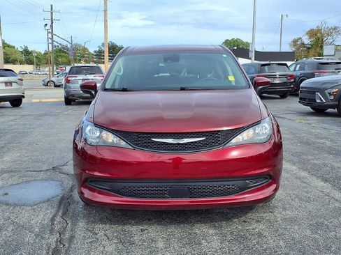 Used 2023 Chrysler Voyager LX FWD image 2