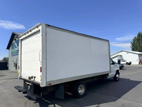 Used 2002 Ford E-350 and Econoline 350 Super Duty RWD image 10