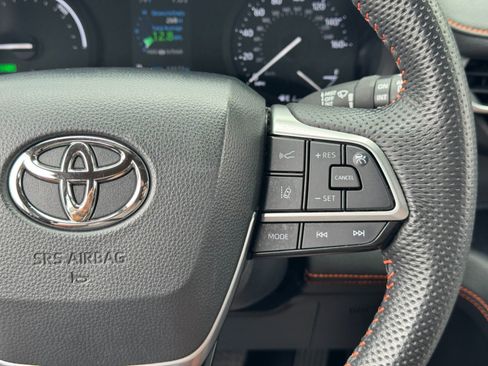 Used 2024 Toyota Sienna XSE image 22