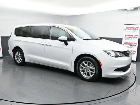 Used 2022 Chrysler Voyager LX image 2