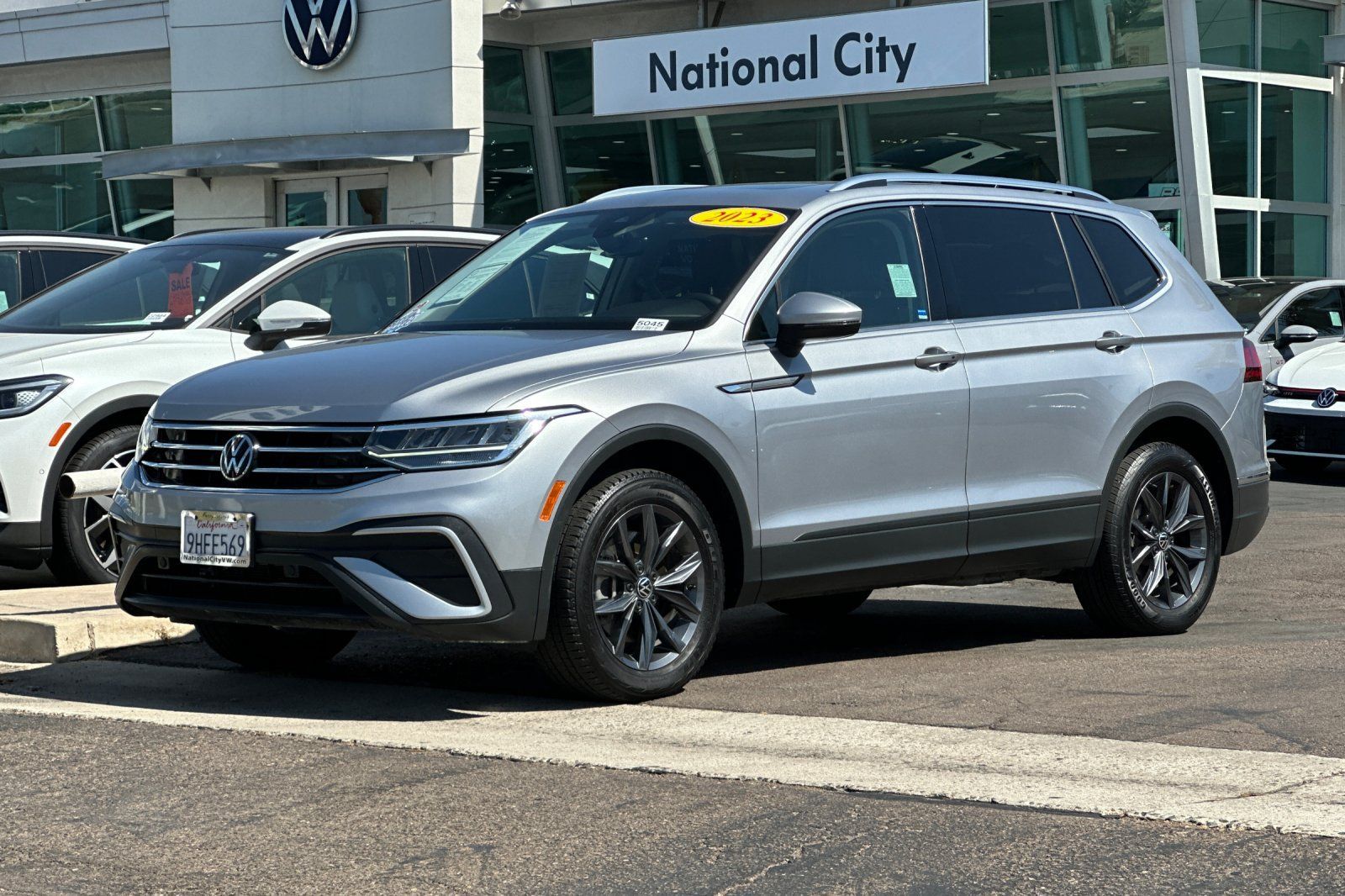 Used 2023 Volkswagen Tiguan SE w/ Panoramic Sunroof Package FWD image 8