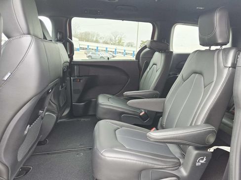 New 2026 Chrysler Pacifica Select w/ S Appearance Package FWD image 14