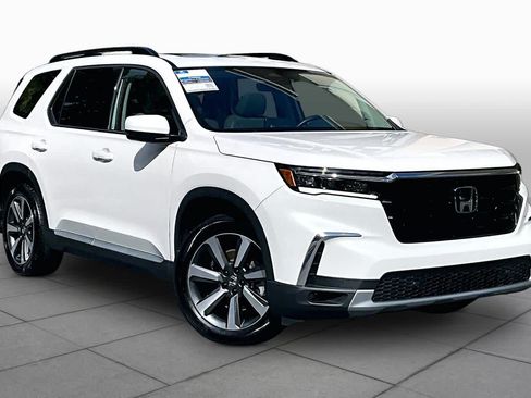 Used 2025 Honda Pilot Touring image 3