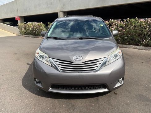Used 2017 Toyota Sienna XLE Premium FWD image 3