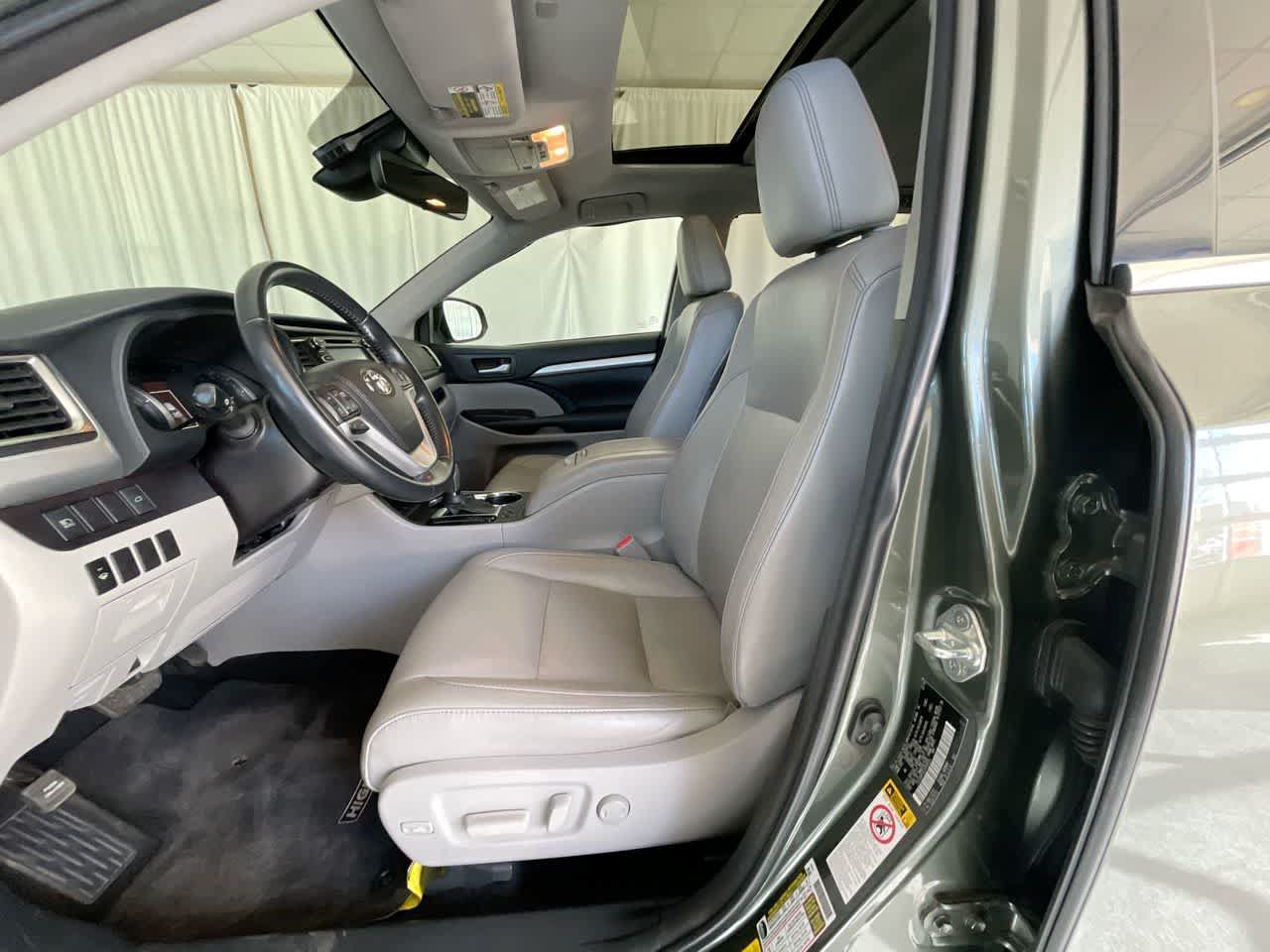 Used 2018 Toyota Highlander XLE AWD/4WD image 11