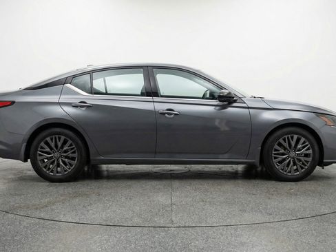 Used 2025 Nissan Altima 2.5 SV image 11