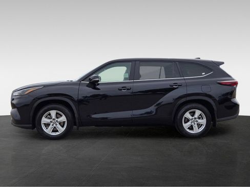 Used 2024 Toyota Highlander LE AWD/4WD image 8