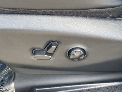 Used 2024 Chrysler Pacifica Limited w/ Uconnect Theater Family Group image 17