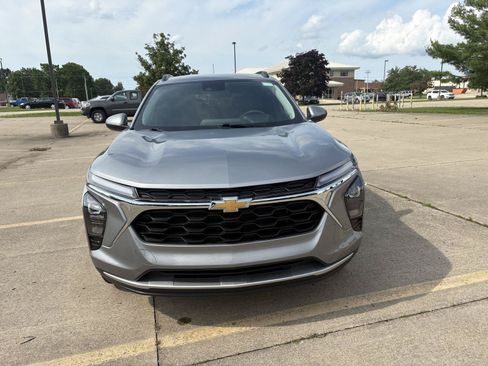 Used 2025 Chevrolet Trax LT FWD image 18