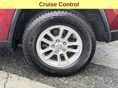 Used 2019 Jeep Grand Cherokee Laredo AWD/4WD image 9