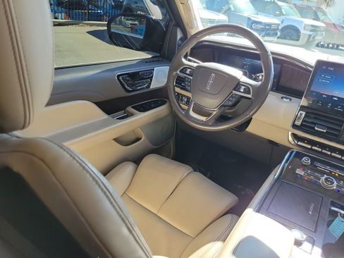 Used 2022 Lincoln Navigator Reserve image 12