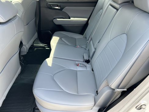 Used 2023 Toyota Highlander XLE FWD image 30