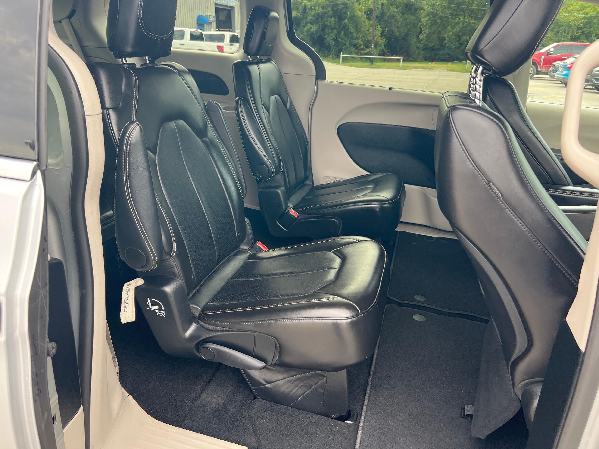 Used 2024 Chrysler Pacifica Touring-L FWD image 10
