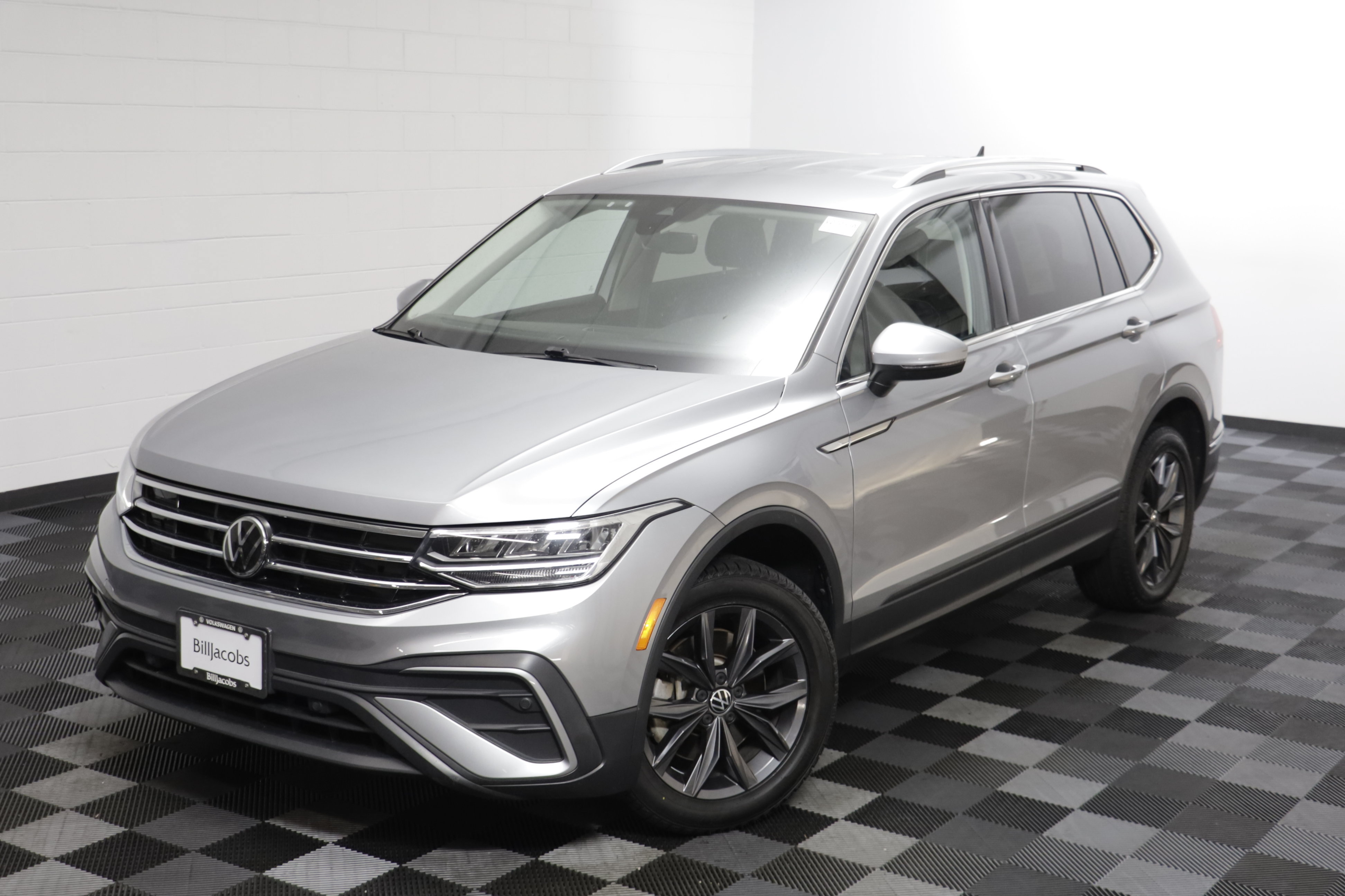 Used 2022 Volkswagen Tiguan SE AWD/4WD image 2