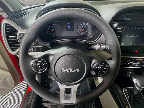 Used 2022 Kia Soul LX image 11