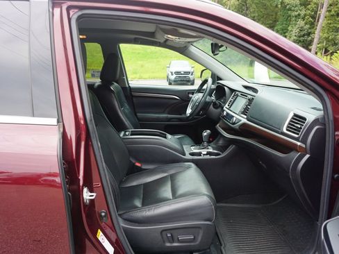 Used 2015 Toyota Highlander Limited Platinum FWD image 17